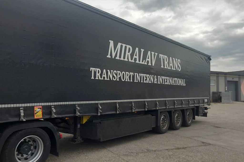 Semi-remorca din flota Miralav Trans inscriptionata cu numele si serviciul principal